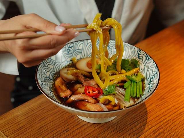 الرضاعة الطبيعية والصيام: نصائح للأمهات المرضعات خلال فترة الصيام.. تحرص الكثير من الأمهات المرضعات على صيام شهر رمضان الفضيل، ولكن كثيرًا ما يتساءلن عن مدى تأثير الرضاعة الطبيعية والصيام على أطفالهن الرضع، وهل يمكن الصيام مع الرضاعة؟